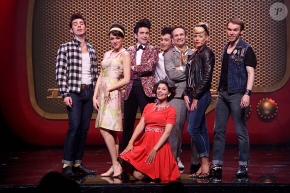 Aurore Delplace de l'émission The Voice 2 intègre la troupe du spectacle musical Salut les copains, au théâtre des Folies Bergère, à Paris le 16 mai 2013. Ici avec toute la troupe