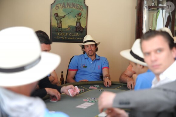 Philippe Candeloro en pleine partie de poker lors du 20e Trophée Sport Passion sur le parcours de Feucherolles le 16 mai 2013