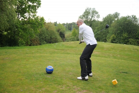 Christophe Jallet préfère le ballon de foot à la balle de golf lors du 20e Trophée Sport Passion sur le parcours de Feucherolles le 16 mai 2013