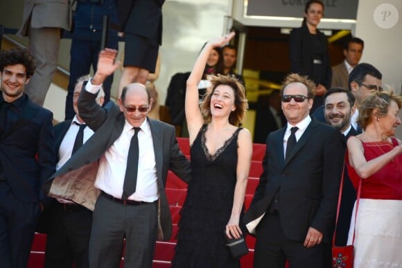Valeria Bruni-Tedeschi et l'équipe de son long métrage, lors de la montée des marches du film Un château en Italie au Festival de Cannes le 20 mai 2013