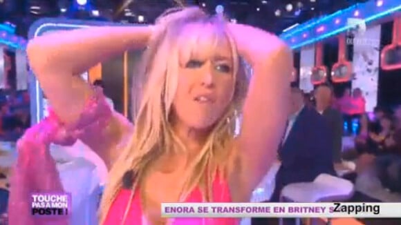 Enora Malagré, très sexy en Britney Spears, fait grimper la température !