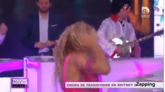 Enora Malagré, seyx, en Britney Spear sur le plateau de Touche pas à mon poste, le 20 mai 2013 sur D8