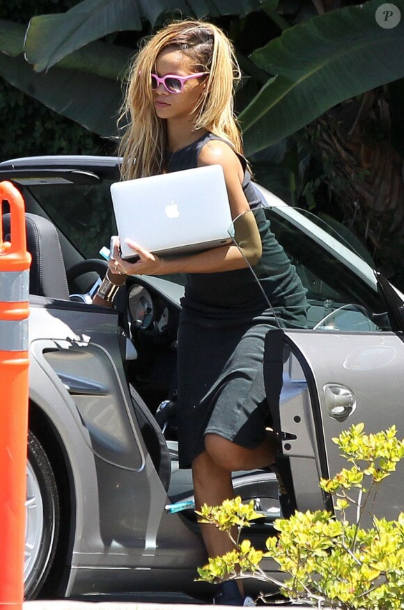 Exclusif - Rihanna, téléphone et ordinateur portable en main, arrive à un studio d'enregistrement à Long Beach, près de Los Angeles. Le 20 mai 2013.