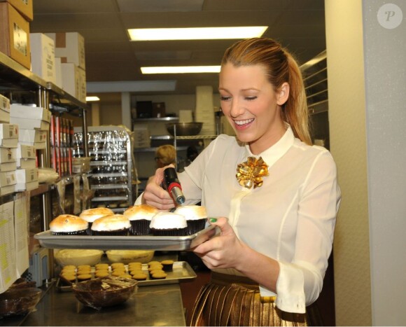 La belle gourmande Blake Lively cuisine chez SPRINKLES à New York en décembre 2011