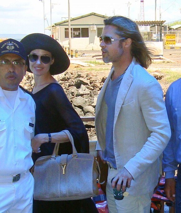 Brad Pitt et Angelina Jolie en vacances en famille sur les îles Galapagos le 23 avril 2012