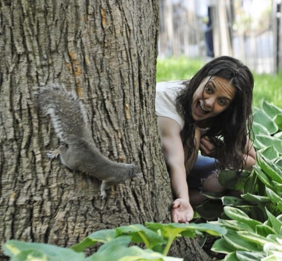 Katie Holmes apprivoise un petit écureuil sur le tournage du long métrage Mania Days, à New York, le 21 mai 2013.