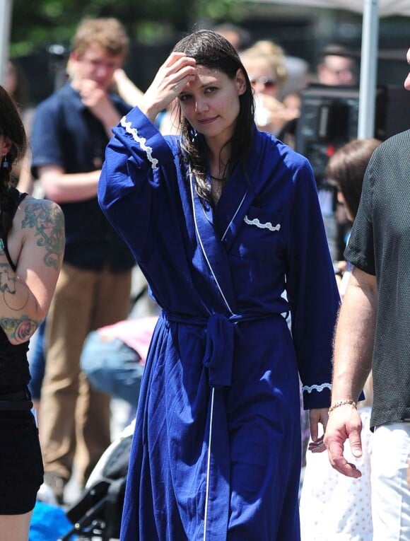 Katie Holmes en peignoir sur le tournage de Mania Days, le 21 mai 2013.