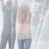 Katie Holmes saute sous la pluie sur le tournage de Mania Days, le 21 mai 2013.