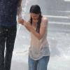 Katie Holmes saute sous la pluie sur le tournage de Mania Days, le 21 mai 2013.