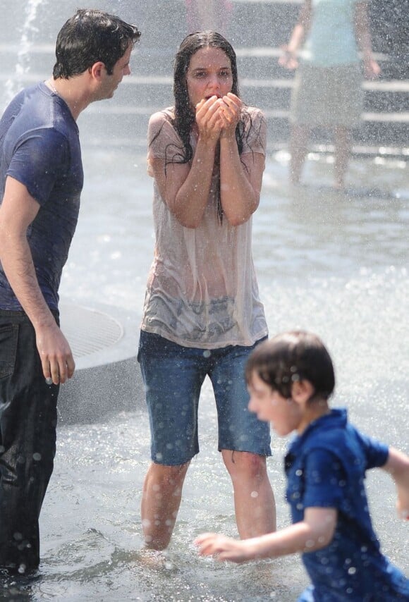 Katie Holmes et Luke Kirby se mouillent sur le tournage deMania Days, à New York, le 21 mai 2013.
