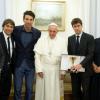Le pape François reçoit une délégation de la Juventus composée du président Andrea Agnelli, les administrateurs Giuseppe Marotta et Aldo Mazzia, le coach Antonio Conte et la star Gianluigi Buffon au Vatican le 21 mai 2013. 