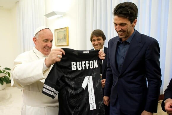 Le pape François avec l'entraîneur de la Juventus Antonio Conte et le gardien de but Gianluigi Buffon qui lui offre son maillot dédicacé par toute l'équipe, au Vatican le 21 mai 2013. 