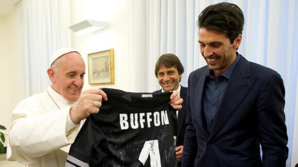 Pape François : Fan de foot comblé avec Totti et Buffon venus avec des cadeaux