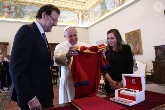 Le pape François avec le premier Ministre espagnol Mariano Rajoy au Vatican, le 15 avril 2013. Ce dernier lui a offert un maillot de l'équipe nationale de football signé par tous les joueurs.