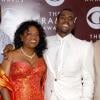 Kanye West et sa mère Donda lors des Grammy Awards en février 2005.