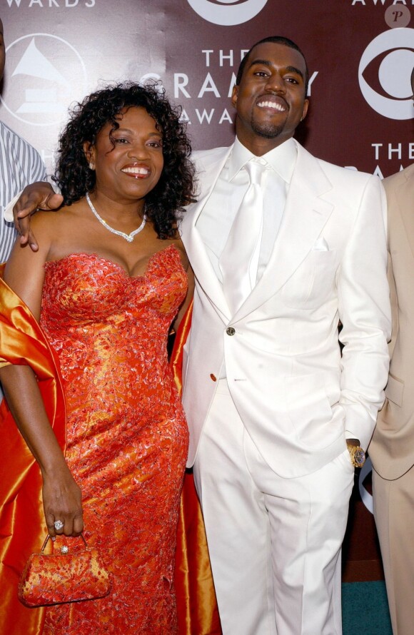 Kanye West et sa mère Donda lors des Grammy Awards en février 2005.