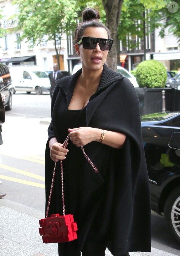 Kim Kardashian arrive avec sa mère Kris Jenner au George V. Paris, le 22 mai 2013.