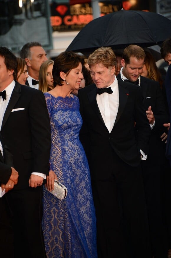 Robert Redford et Sibylle Szaggars discutent pendant la montée des marches du film All Is Lost au Palais des Festivals, Cannes, le 22 mai 2013.