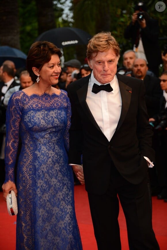 Robert Redford et Sibylle Szaggars heureux pour la montée des marches du film All Is Lost au Palais des Festivals, Cannes, le 22 mai 2013.