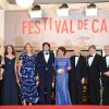 Robert Redford, sa femme Sibylle Szaggars, J.C Chandor, Anna Gerb, Neal Dodson, Gilles Jacob, Thierry Frémaux lors de la montée des marches du film All Is Lost au Palais des Festivals, Cannes, le 22 mai 2013.