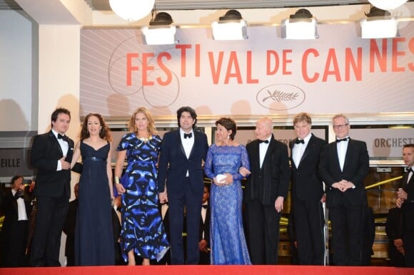 Robert Redford, sa femme Sibylle Szaggars, J.C Chandor, Anna Gerb, Neal Dodson, Gilles Jacob, Thierry Frémaux lors de la montée des marches du film All Is Lost au Palais des Festivals, Cannes, le 22 mai 2013.