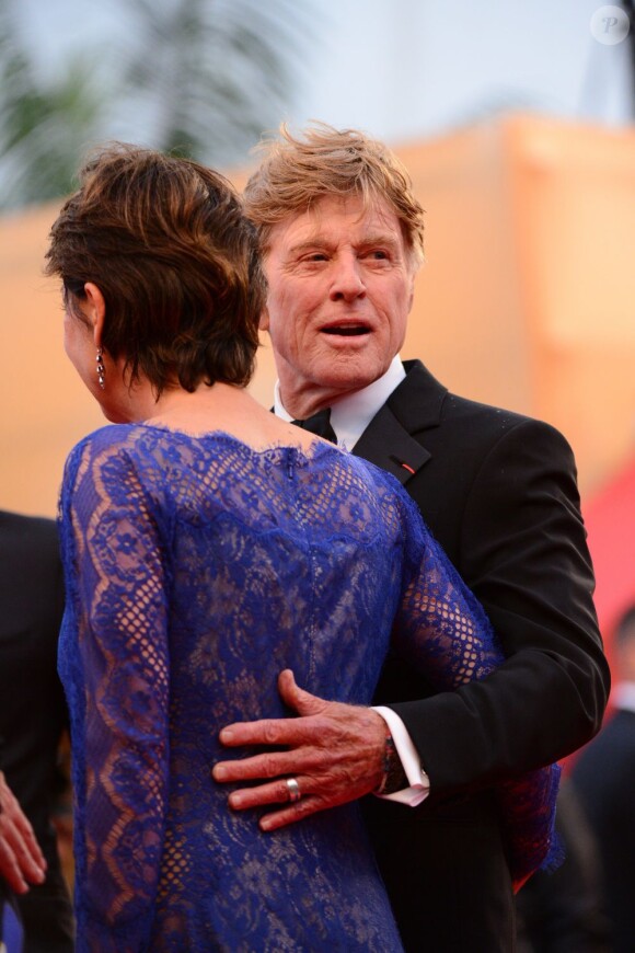 Robert Redford et Sibylle Szaggars arrivent à la montée des marches du film All Is Lost au Palais des Festivals, Cannes, le 22 mai 2013.