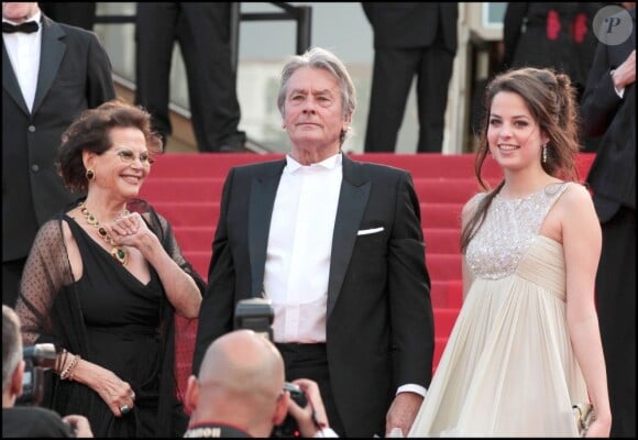 Claudia Cardinal et Anouchka Delon, avec Alain Delon lors de la montée des marches du Festival de Cannes 2010