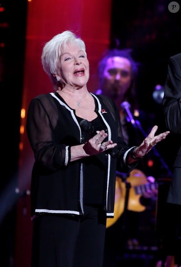 Exclusif - Line Renaud à Paris le 22 mars 2013 pour l'enregistrement de l'émission "Toute la télé chante pour le Sidaction", diffusée sur France 2 le 6 avril 2013