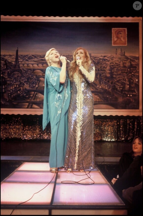 Line Renaud et Dalida chantent pour les 75 ans de Loulou Gasté au Paradis Latin, à Paris, le 21 mars 1983.