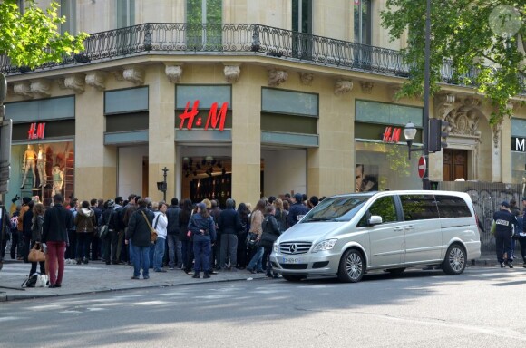 Une horde de fans attendaient David Beckham alors qu'il faisait la promotion de ses sous-vêtements signés en collaboration avec H&M dans un grand magasin du Boulevard Haussmann à Paris, le 24 mai 2013