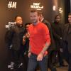 David Beckham, tout sourire à l'idée de rencontrer ses fans à l'occasion de la promotion de ses sous-vêtements signés en collaboration avec H&M dans un grand magasin du Boulevard Haussmann à Paris, le 24 mai 2013