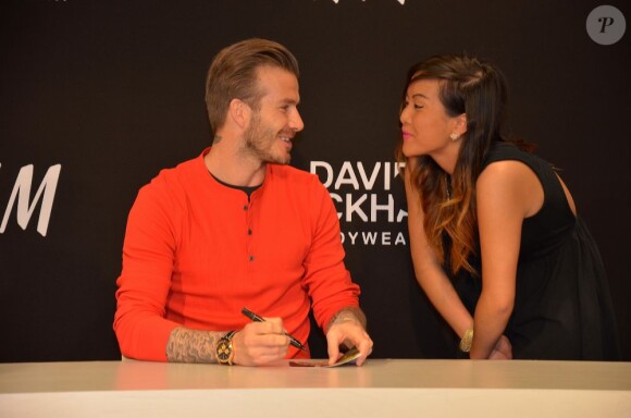 David Beckham faisait la promotion de ses sous-vêtements signés en collaboration avec H&M dans un grand magasin du Boulevard Haussmann à Paris, le 24 mai 2013, et pouvait compter sur la présence de ses fans