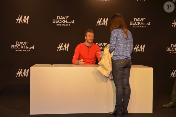 David Beckham a signé photos et sous-vêtements lors de la promotion de sa collection signée en collaboration avec H&M dans un grand magasin du Boulevard Haussmann à Paris, le 24 mai 2013