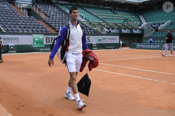 Novak Djokovic, tout sourire lors d'un entraînement sur la terre rouge de Roland-Garros, le 23 mai 2013