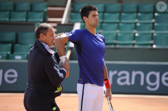 Novak Djokovic lors d'un entraînement sur la terre rouge de Roland-Garros, le 23 mai 2013