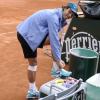 Rafael Nadal prêt à s'entraîner entre deux averses à Roland-Garros le 23 mai 2013 à Paris
