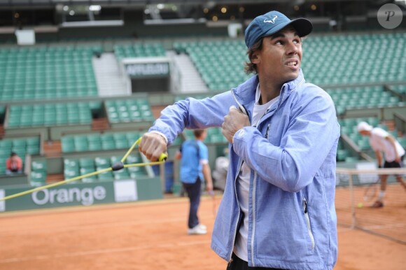 Rafael Nadal prêt à s'entraîner entre deux averses à Roland-Garros le 23 mai 2013 à Paris