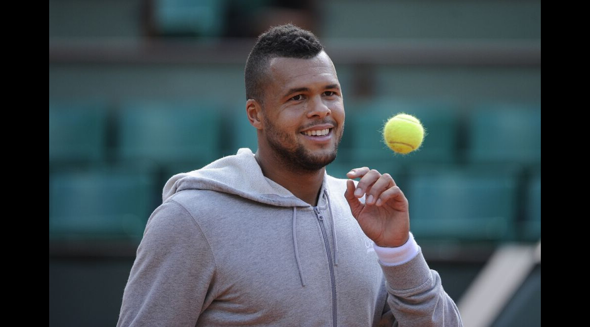 Photo : Jo-Wilfried Tsonga sur la terre ocre de Roland-Garros le 23 mai ...