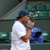 Rafael Nadal tente de se réchauffer entre deux échanges à Roland-Garros, le 23 mai 2013