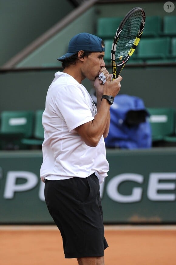 Rafael Nadal tente de se réchauffer entre deux échanges à Roland-Garros, le 23 mai 2013