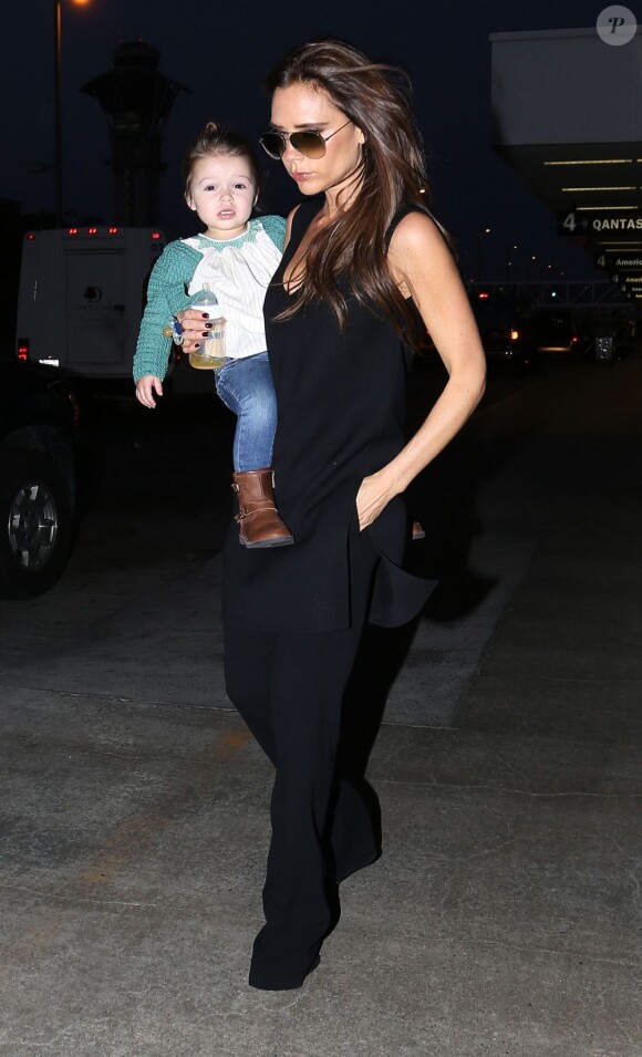 Victoria Beckham avec sa fille Harper à l'aéroport de Los Angeles, le 24 mai 2013.