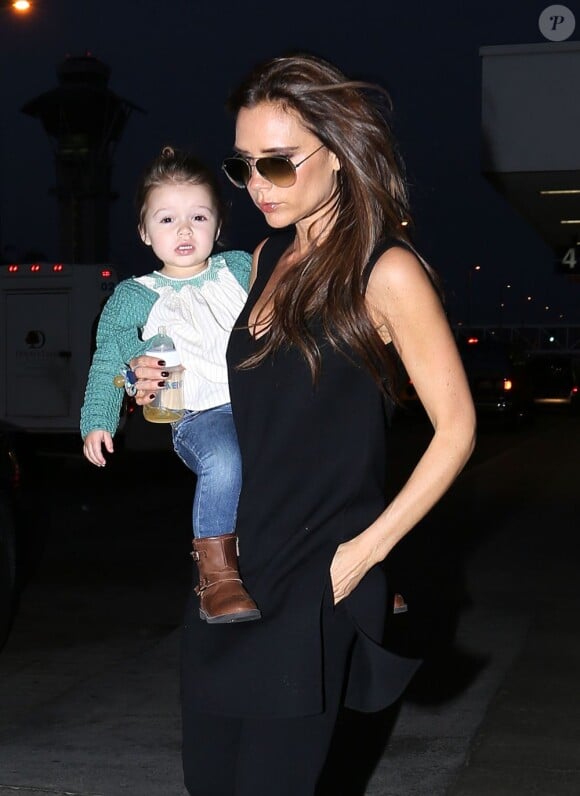 Victoria Beckham et sa fille Harper à l'aéroport LAX de Los Angeles, le 24 mai 2013.