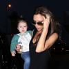 Victoria Beckham et sa fille Harper à l'aéroport de Los Angeles, le 24 mai 2013.
