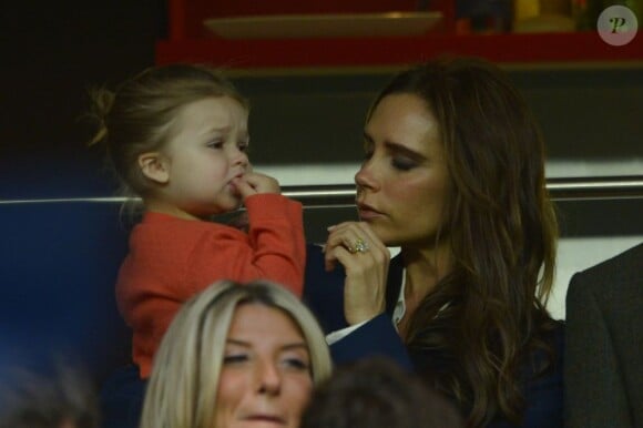 Victoria Beckham et sa fille Harper au Parc des Princes, le 18 mai 2013.