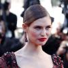 Le top model Bianca Balti, ravissante sur le tapis rouge du Palais des Festivals pour la montée des marches du film La Venus à la fourrure. Cannes, le 25 mai 2013.