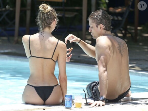 Candice Swanepoel et son petit ami Hermann Nicoli profitent d'un moment détente au d'une piscine. Miami, le 25 mai 2013.