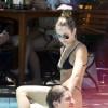 Candice Swanepoel se détend au bord d'une piscine à Miami, le 25 mai 2013.