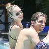 Candice Swanepoel et son petit ami Hermann Nicoli profitent d'un moment détente dans une piscine. Miami, le 25 mai 2013.