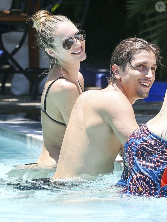 Candice Swanepoel et son petit ami Hermann Nicoli profitent d'un moment détente dans une piscine. Miami, le 25 mai 2013.