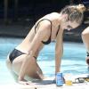 Candice Swanepoel dévoile ses jolies formes au cours d'une après-midi détente à Miami, le 25 mai 2013.